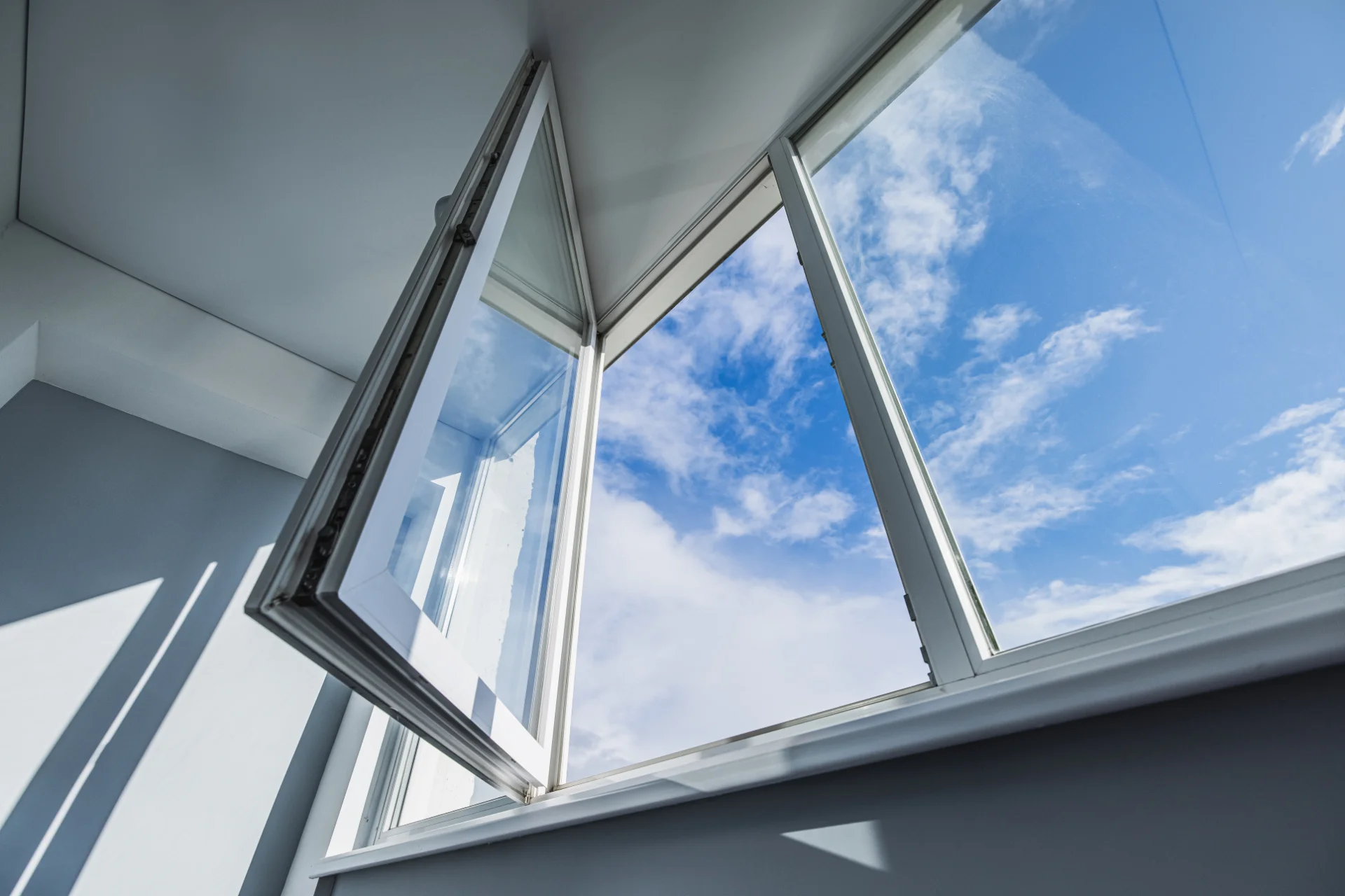 VLX 80 Casement Window in Pembroke Pines, FL | TruePane Windows & Doors - detail 1